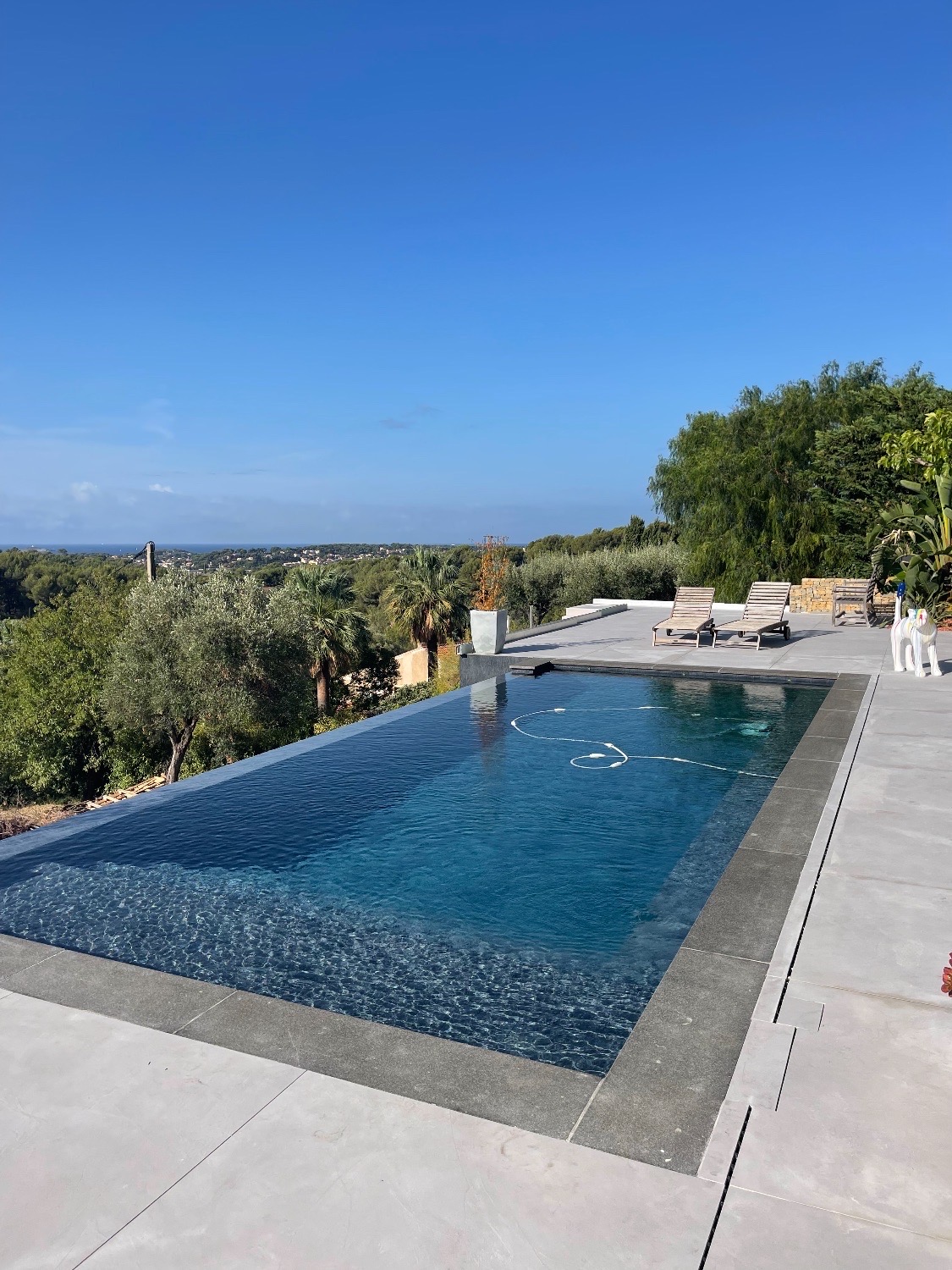 Piscine à débordement